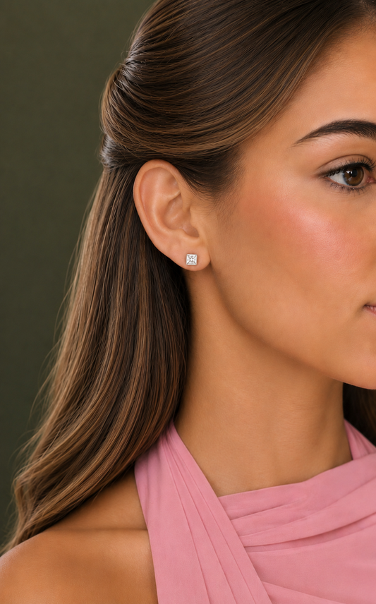 The Essence Studs - Moissanita